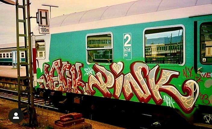 lady pink On Train h B2JRIkWCslB