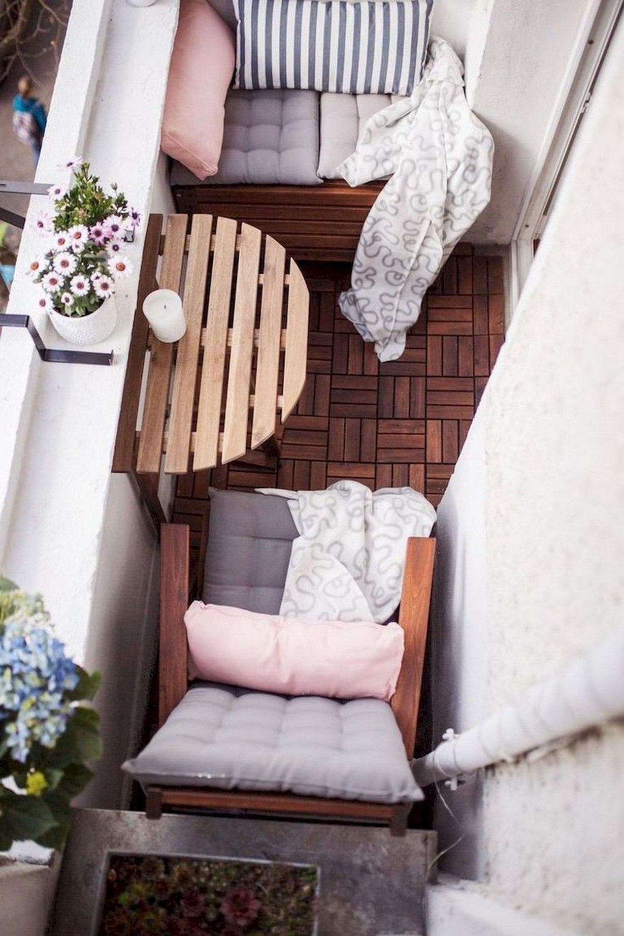 42 Cozy and Stylish Small Balcony Design Ideas 4