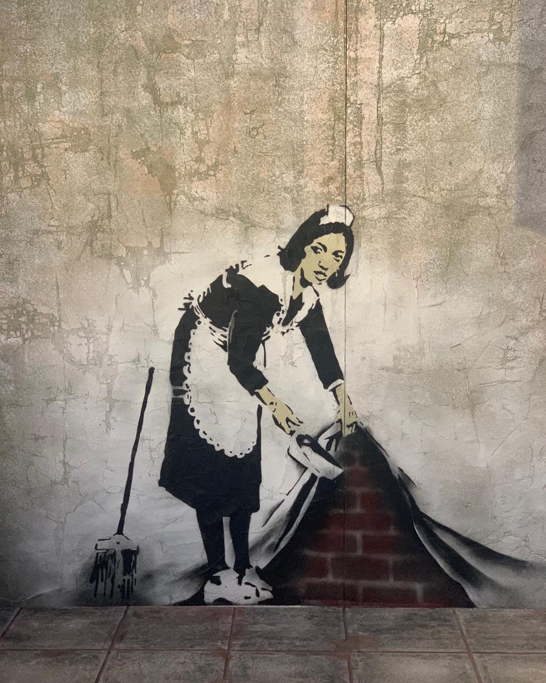 bansky Sweaping under the rug BveR6qfHuu8