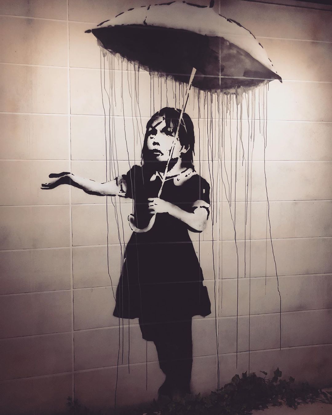 bansky Umbrella Girl B28jFO6Ib8u