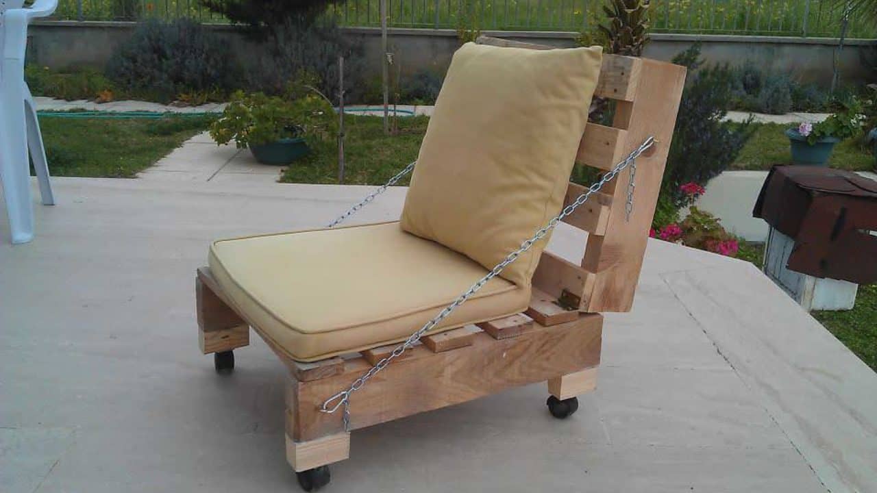 1001pallets.com pallet garden chair 1280x720 1