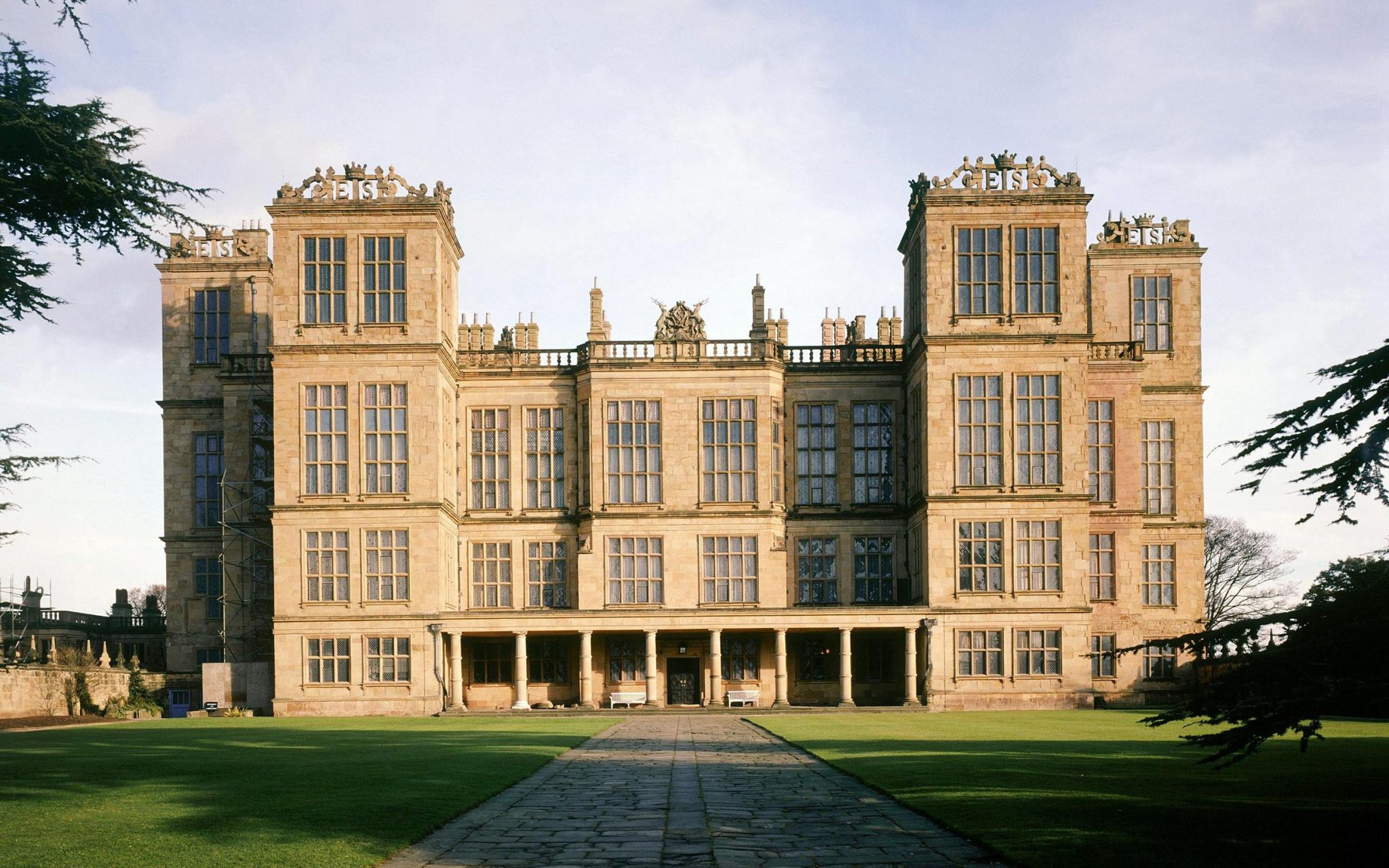 Famous Renaissance Architecture Discover Its Most Astonishing Buildings   1220602 PA HERITAGE Monopoly 112215 Hardwick Hall TransYomg1LzXaFubKVfAqrenmF4WH7 OF8AauUE3HFJD61Q 2048x1280 