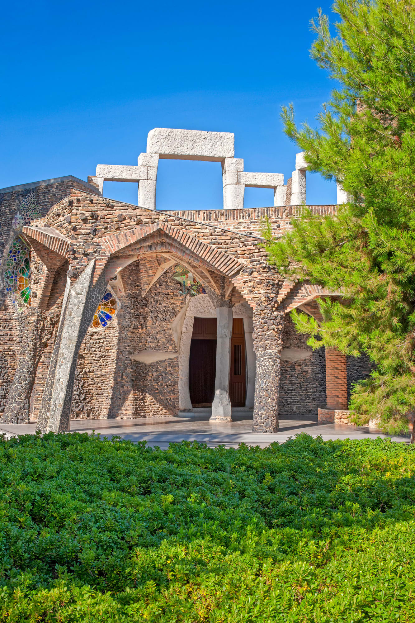 antoni gaudi david cardelus gaudi crypt at colonia guell